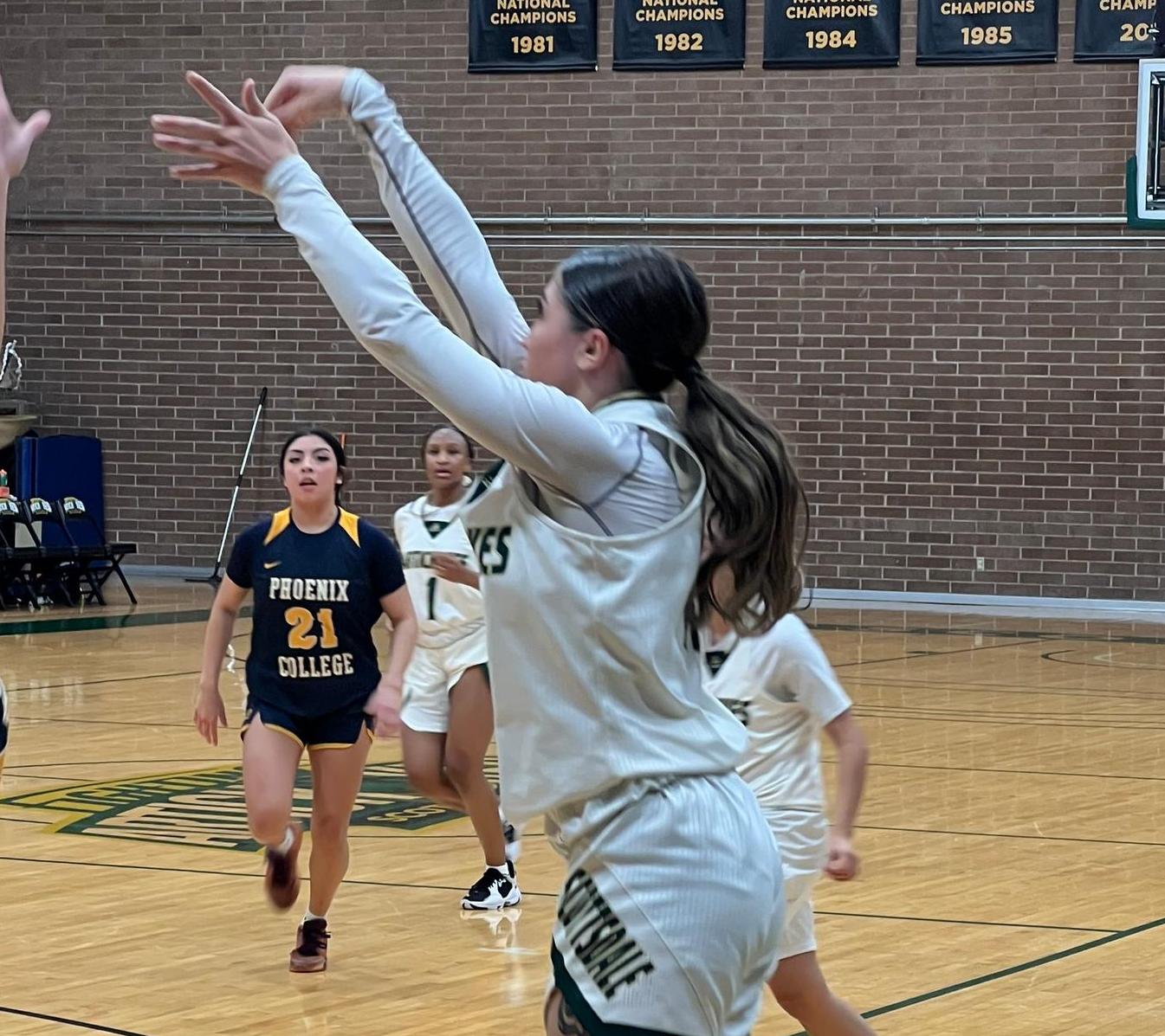 Women's Basketball Makes it 10 in a row with Win Over Glendale
